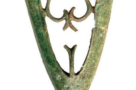 Bijna volledige puntbeschermer (schedebeslag) van een gladius in brons