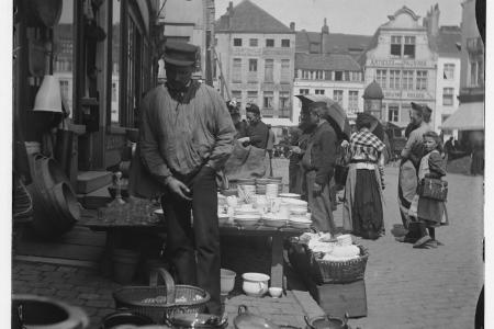 Een kraam met huisraad op het Grootkanonplein