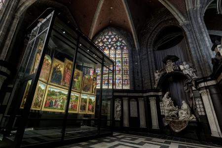 het Lam Gods: overzichtsbeeld van het open retabel in de Sacramentskapel