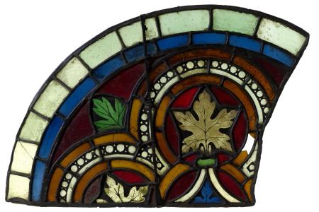 Glasraamfragment met wingerdbladeren in cirkelvormige motieven