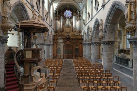 Middenschip en orgel