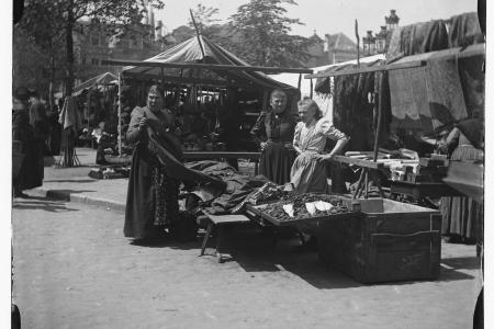 Een kledingkraam op de Vrijdagmarkt