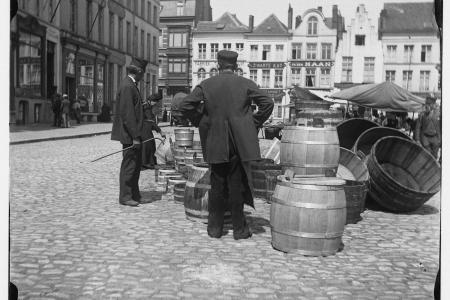 Een kuiper op de markt bij Sint-Jacobs