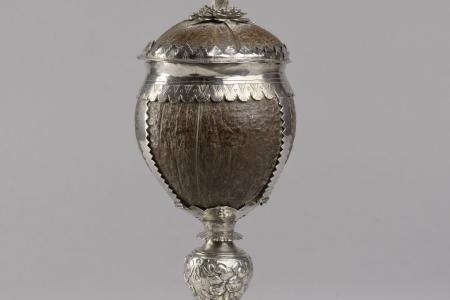 Steven Van der Locht (1620-1675), Kokosbeker De Roode Roos, 1652, zilver, kokosnoot