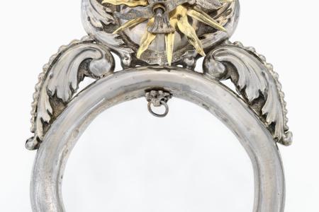 Trekring voor bel met ketting van zilver  ring gevormd door twee draken die samenkomen met opengesperde muil in centraal wapenschild met kruis  inscriptie met wapenschild en datum 1585