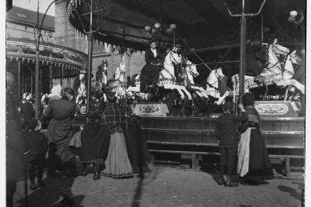 Twee open carrousels op de foor op het Sint-Pietersplein