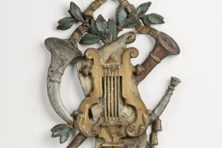 Onbekend, uithangteken van de toneel- en repetitiezaal De Roode Roos, 19de eeuw, gepolychromeerd gietijzer