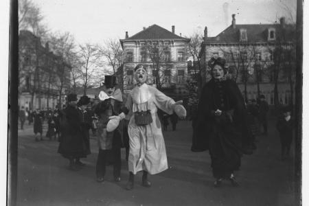 Verklede carnavalsvierders op de Kouter