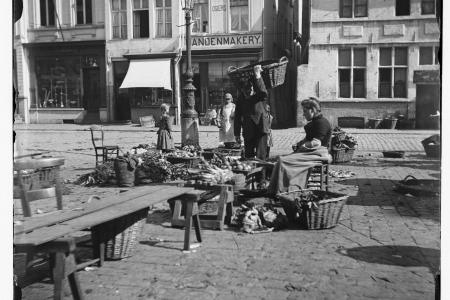 De groentemarkt op het Sint-Veerleplein