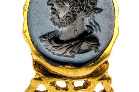 Volledige zegelring in goud met intaglio met portret van Commodus in nicolo