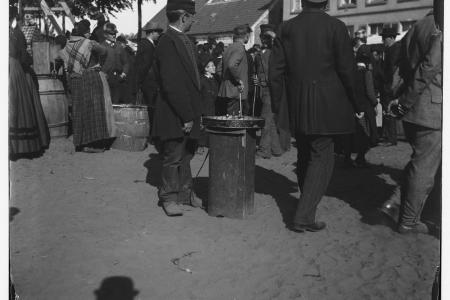 Een makaronkastman op de kermis