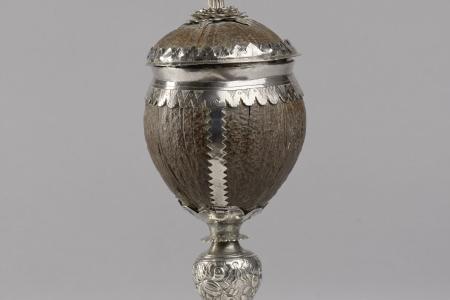 Steven Van der Locht (1620-1675), Kokosbeker De Roode Roos, 1652, zilver, kokosnoot