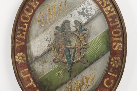 Onbekend, Gevelteken Veloce-club Hasseltois 'Utile - Dulci', 2 mai 1892, gepolychromeerd ijzer